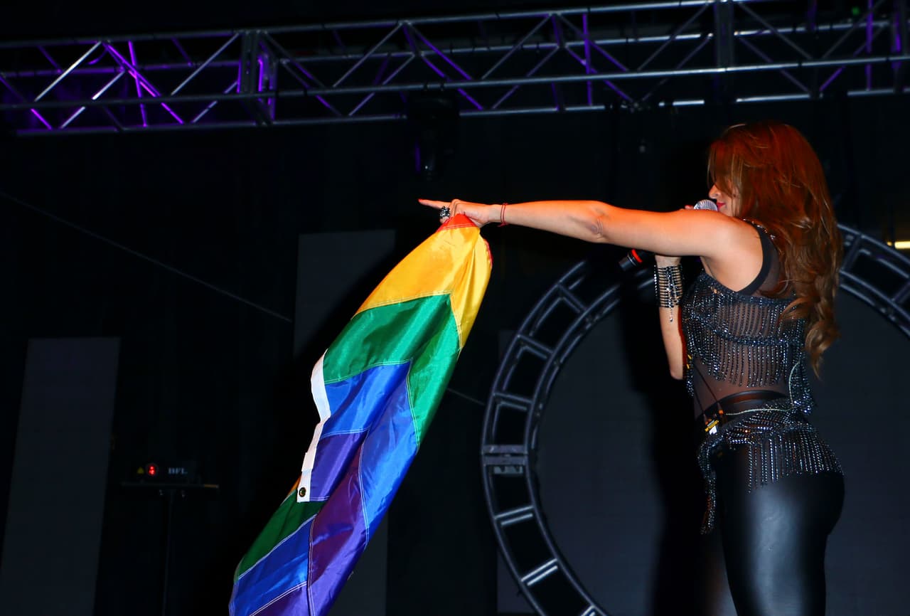 Entonces sí comenzó con su espectáculo.