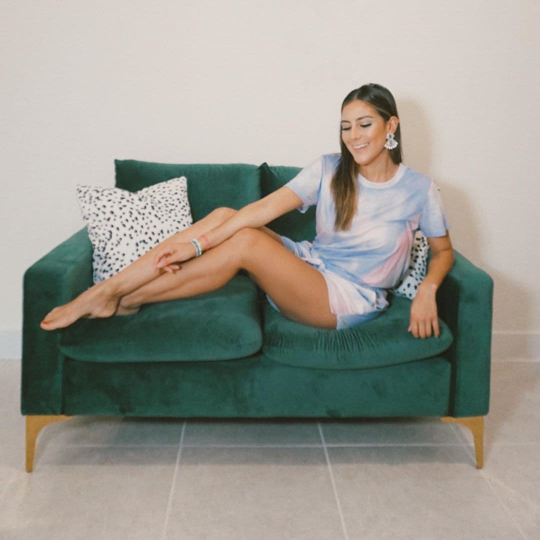 En las fotos de sus plataformas digitales nos muestra los diferentes espacios de su hogar, como en esta ocasión que la vimos posar en uno de los sofás que forman parte de su sala.