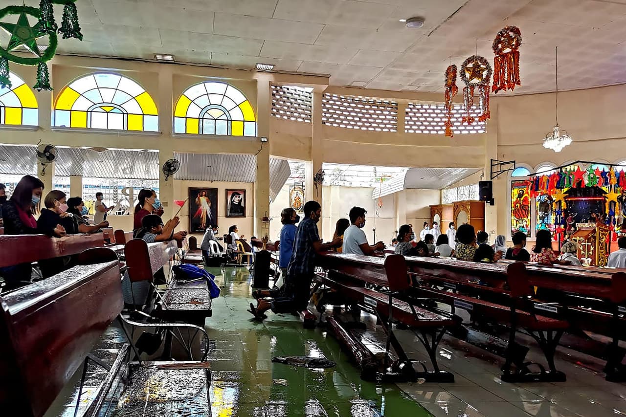 Estos católicos no dejaron que la destrucción les impidiera celebrar la Navidad en las Filipinas. En la imagen se observa cómo rezan en una iglesia inundada en Alegría, en la provincia de Surigao del Norte.
<br>Hace cerca de una semana, un súper tifón causó devastación en el área. Dejó 400 muertos y a miles sin hogar.