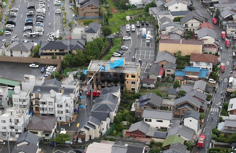 Este jueves un hombre irrumpió y
<b> provocó un incendio en las instalaciones de un estudio de animación en la ciudad de Kioto,</b> en el centro de Japón. Medios locales han informado que al menos 33 personas murieron y 36 más resultaron lesionados.
<br>