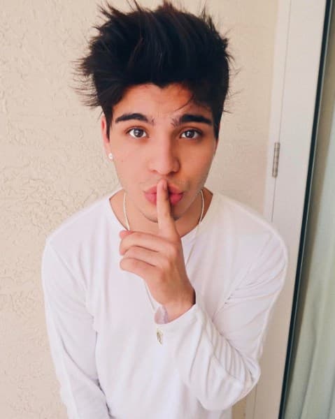 Sebastián Villalobos sonríe con los ojos y cautiva haciendo gesto de silencio.