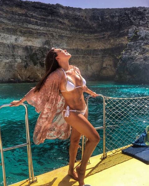 Aquí también se aprecia su trabajado abdomen mientras pasea por Grecia.