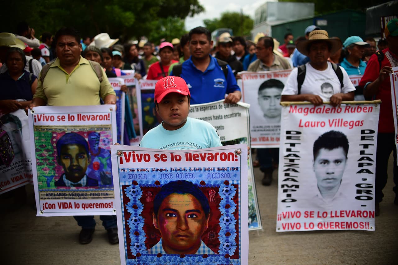 Los padres de los 43, invitados a misa del Papa en Ciudad Juárez