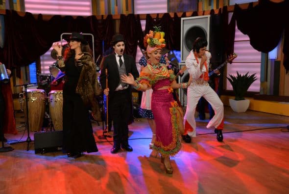 Con un sensual movimiento de hombros puso a todos de buen humor.