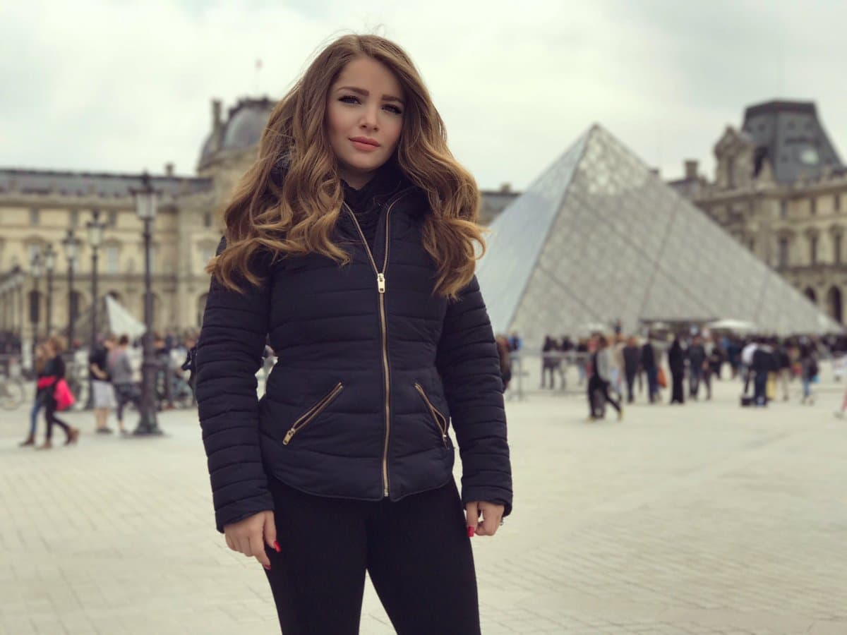 "Estaba escribiéndole a mi manager, minutos después me escribe y me pregunta: ‘oye, tú trabajaste en 'Gata salvaje'. ¿Conociste a un niño que se llama
<b>Konstantin Vrotsos</b>?’. Y yo le respondí: ‘sí, claro, nuestras familias son grandes amigos, ¿por qué?’, y me escribe: ‘porque acaba de fallecer en un accidente automovilístico'", así fue como recibió la noticia de que su gran amigo había muerto, cosa que no podía creer, por lo que de inmediato habló a casa de
<b>Konstantin</b> en donde su abuela le confirmó la noticia, relató para People en Español.