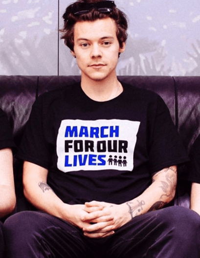 Harry Styles manifestó su solidaridad con el movimiento estudiantil, posando con una camiseta con el lema de la marcha.