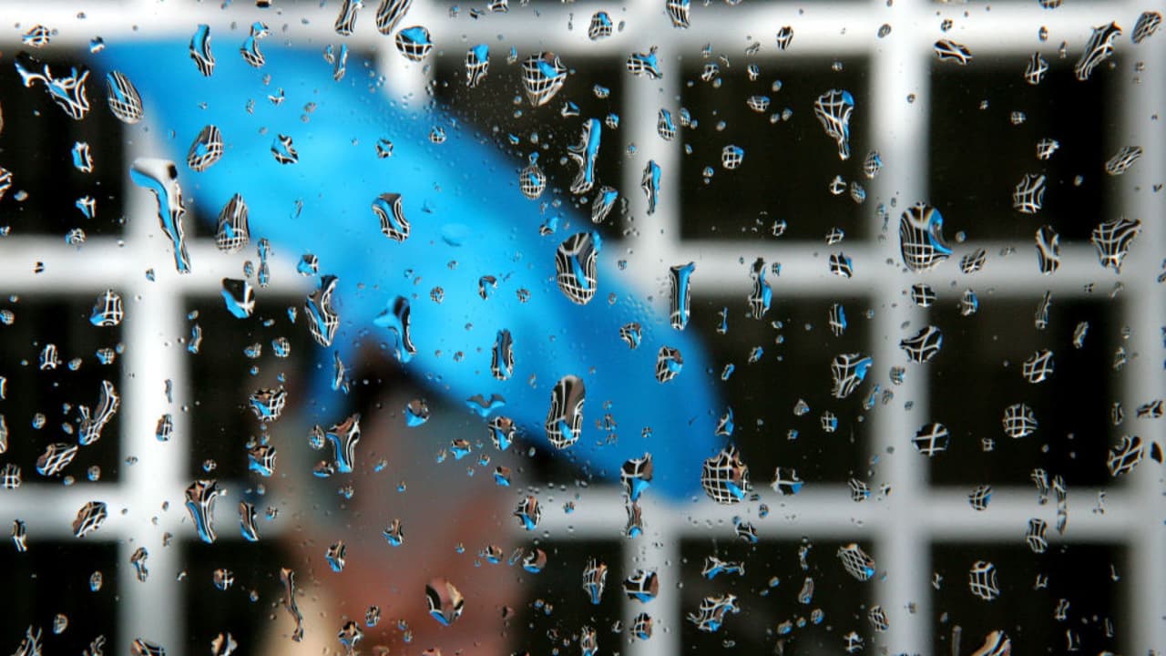 Residentes de Chicago enfrentan un fin de semana con lluvia, vientos, neblina, y nieve