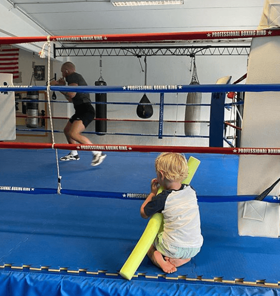 Incluso lo acompaña en el ring.