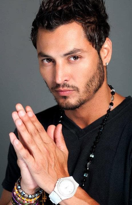 Después de 6 días de estar hospitalizado tras 
<b>atentar contra su vida</b> el pasado 
<b>27 de septiembre</b>, el cantante 
<b>Anthony Galindo falleció este 3 de octubre a las 3:43 pm hora del este</b>.
<br>