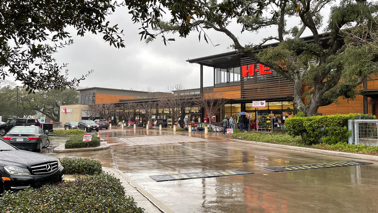 Parte del recorrido realizado por Noticias 45 incluyó las tiendas H-E-B.