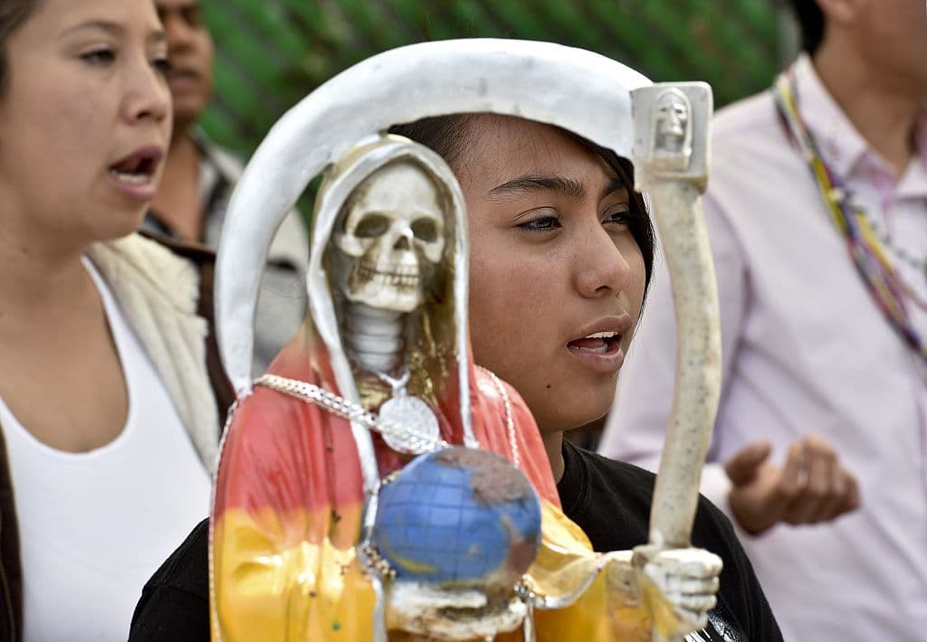 Y es que la presencia de la muerte, además de necesaria e inevitable para toda la humanidad, ha sido tema de interés y estudio en toda cultura desde la antigüedad. Siempre se ha hecho hincapié en el ciclo de la vida y por ende el de la muerte, así como existen comparaciones o analogías con la puesta del sol cada noche y con el renacer la mañana siguiente.