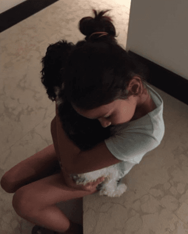 Chómpiras es un perro lleno de amor, las hijas de Karla lo consienten y juegan con él todo el tiempo.