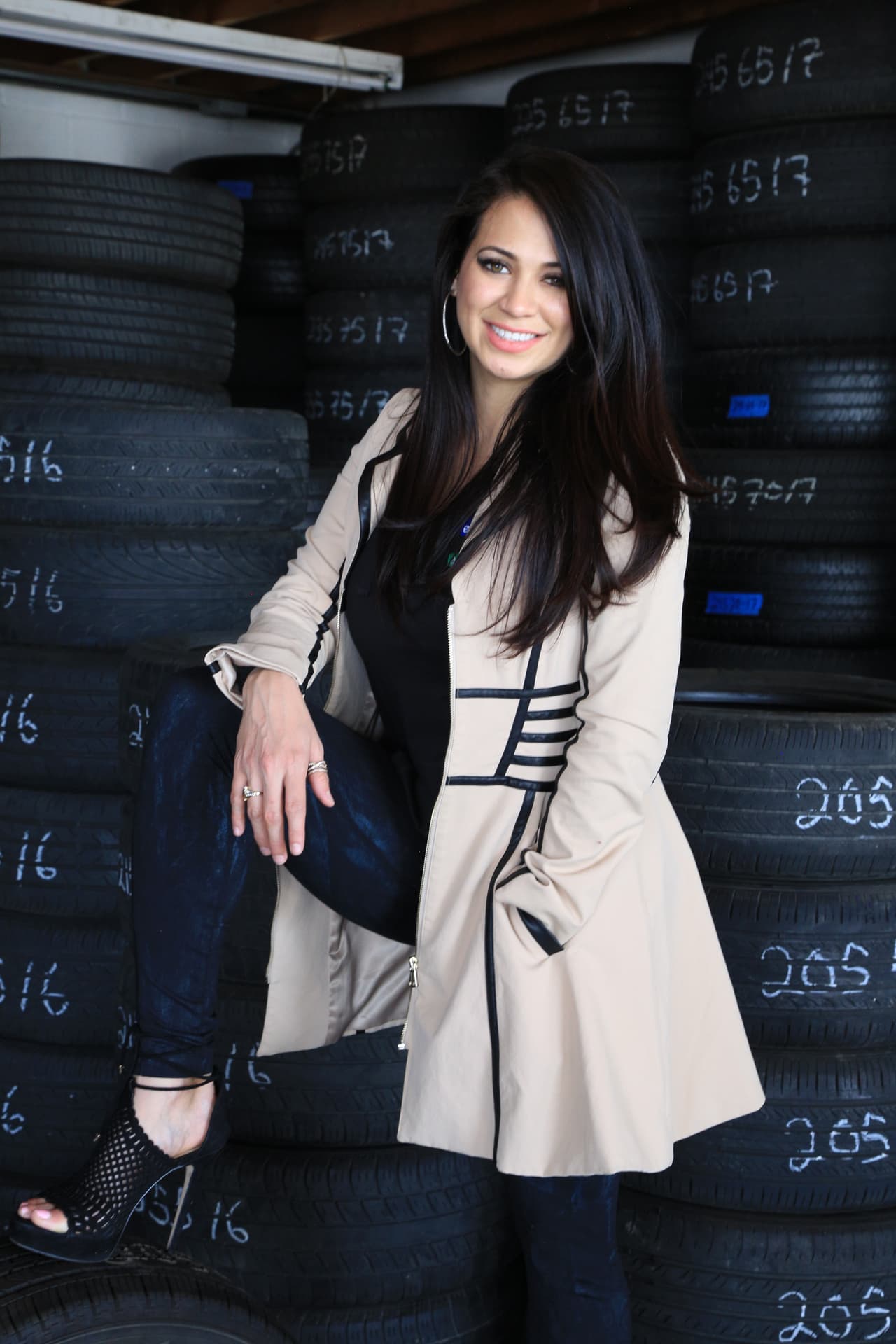 Carla Medrano no es ajena a los talleres, su padre es mecánico y la locutora sabe algo de la automotriz.
<br>