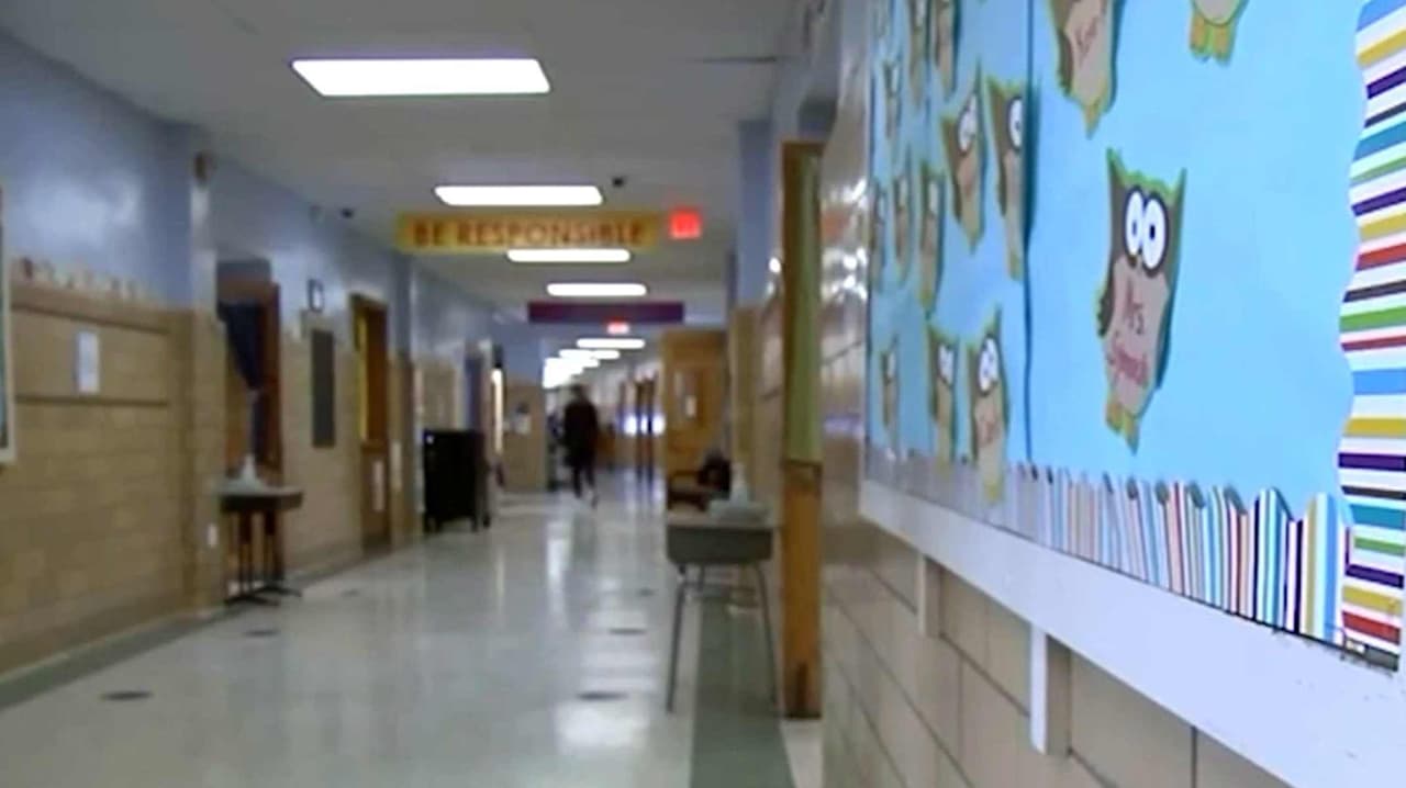 Distrito escolar propone cerrar 18 escuelas y enfrenta críticas en reunión pública