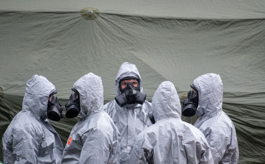 "Es posible, pero improbable, que la sustancia que haya entrado en contacto con la ropa o las pertenencias aún pueda estar presente en pequeñas cantidades", dijeron las autoridades en un comunicado.
<br>