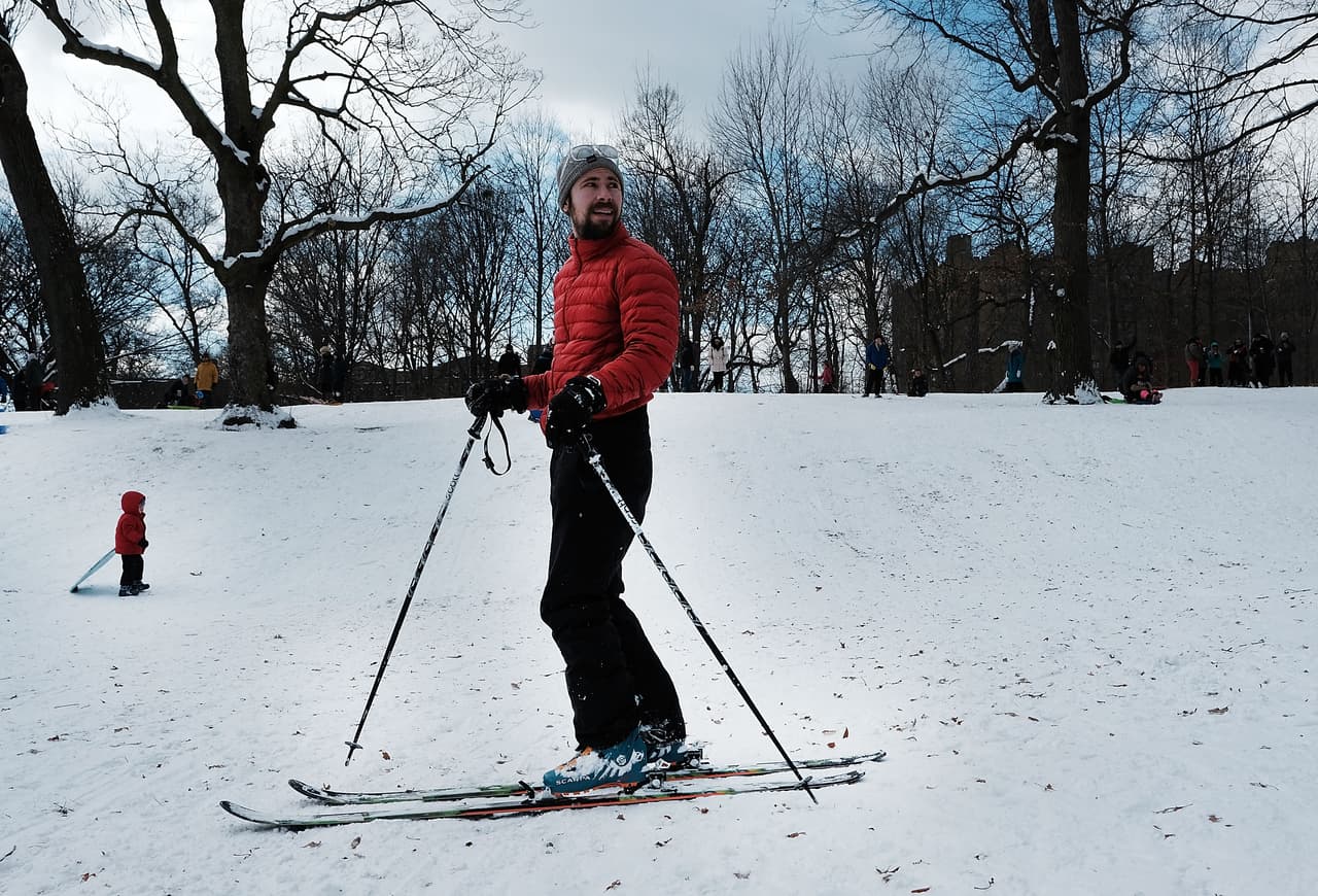 Un hombre patina sobre el hielo en un parque de Nueva York.