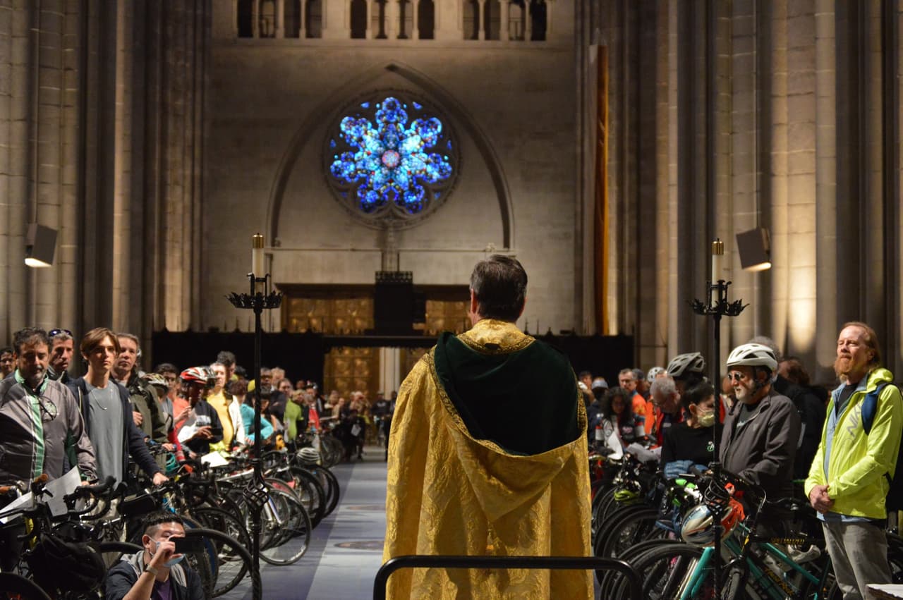 El reverendo Patrick Malloy ofició la ceremonia en la que se ofrece bendición y se rocía con agua bendita a las bicicletas.