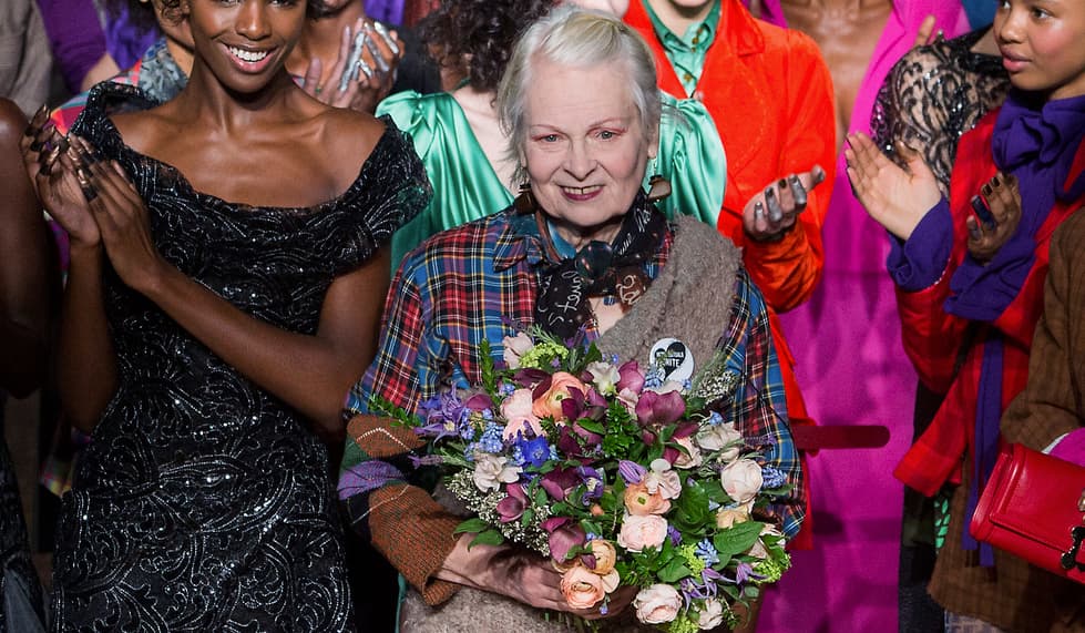 <b>Delineador. </b>Algunos maquillistas aconsejan aplicarlo solamente en el párpado superior, engrosando la línea hacia la esquina exterior del ojo. Pero otros no encuentran problema en delinear también el párpado inferior, siempre y cuando se trate de una línea delgada en un tono café. En lo que concuerdan es en nunca aplicar
<a href="http://www.lorealparisusa.com/en/products/makeup/eye/eyeliner/infallible-sculpt-eyeliner.aspx?&shade=Black">delineador </a>solamente en el párpado inferior pues hace que los ojos se vean más pequeños y se resalten las líneas finas y ojeras.
<br>