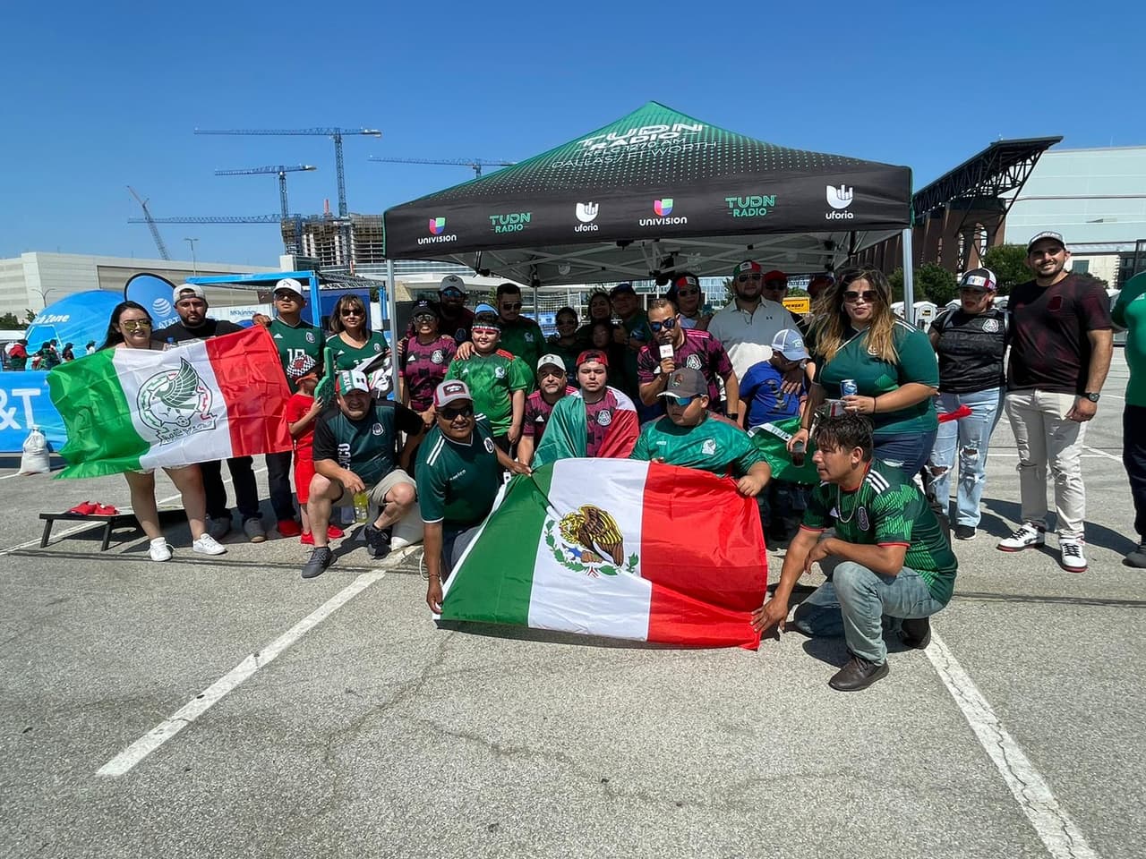 Con grandes banderas de México, emoción y buen ambiente así es como aficionados apoyan a la Selección Mexicana para que gane a Nigeria.