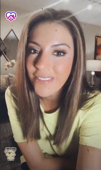 Maity Interiano disfruta de su pasión por el periodismo pero ahora desde casa.