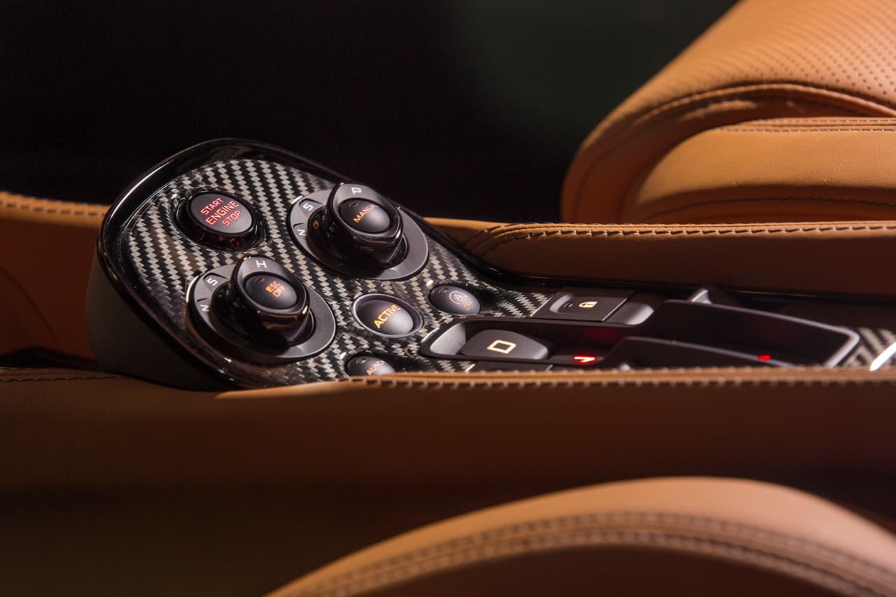 McLaren 570GT by MSO Concept cuenta también con el paquete interior de fibra de carbono con acabados en laca brillante.