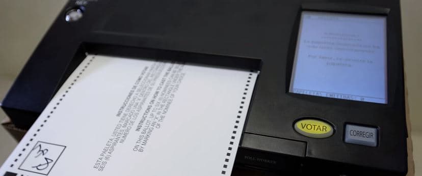 Si la máquina leyó un error y aun así desea enviarla tal y como la introdujo, marque el botón de votar. Si desea hacerle cambios, marque corregir.