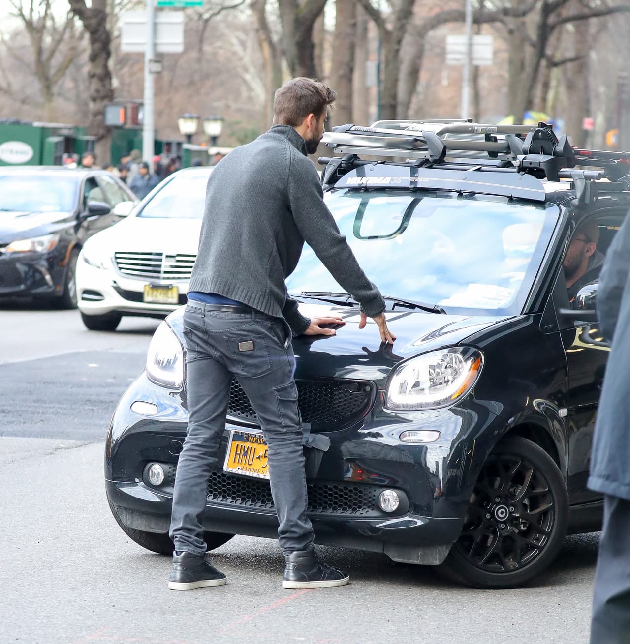 Sorprende que en estas fotografías no se ve dónde están los niños mientras Piqué enfrenta al 'paparazzi'