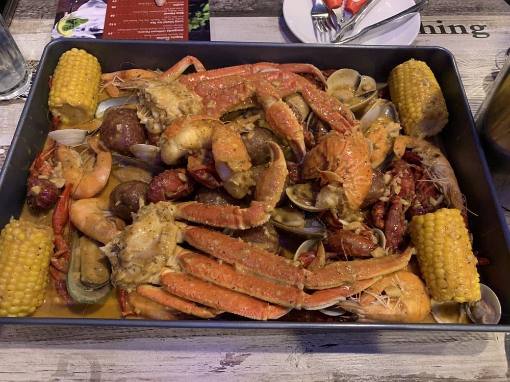 <b>Amazing Crab House</b>
<br>Dirección: 604 S 2nd St Philadelphia, PA 19147
<br>Teléfono: (215) 372-7233
<br>Sitio web: 
<a href="https://www.amazingcrabhouse.com/">https://www.amazingcrabhouse.com/</a> 
<br>
<b><a href="https://www.yelp.com/map/amazing-crab-house-philadelphia">Cómo llegar</a></b>
<br>
<br>Restaurante que sirve mariscos variados, según usuarios de Yelp.