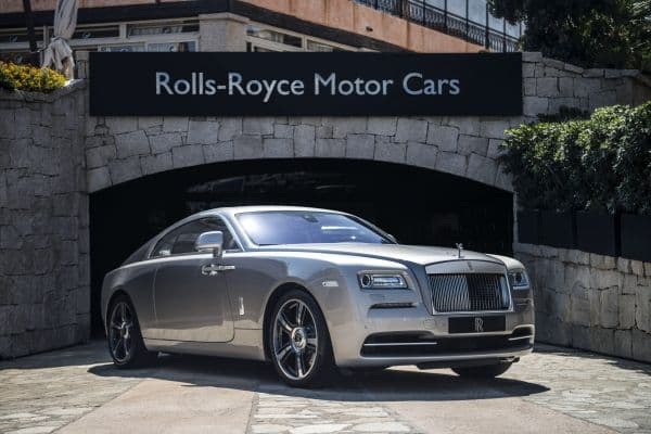 El Wraith es un modelo del Rolls Royce derivado del Ghost, de hecho lleva su mismo motor. Es un coupé cuyas puertas se abren hacia atrás. Su impulsor V12 de 6.6 litros produce 624 caballos de fuerza.