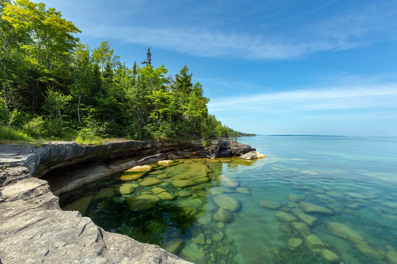 <h3 class="cms-H3-H3">Lago Superior, Michigan-Wisconsin-Minnesota</h3>
<br>
<br>La mitad del lago de agua dulce más grande del mundo por superficie se extiende por Michigan, Wisconsin y Minnesota.
<br>
<br>La región del Lago Superior abarca las costas nacionales de Pictured Rocks y las Islas Apóstoles, el Parque Nacional Isle Royale con sus lobos, alces y otras criaturas residentes, y las pistas de deportes de invierno del Parque Estatal Porcupine Mountains Wilderness.
