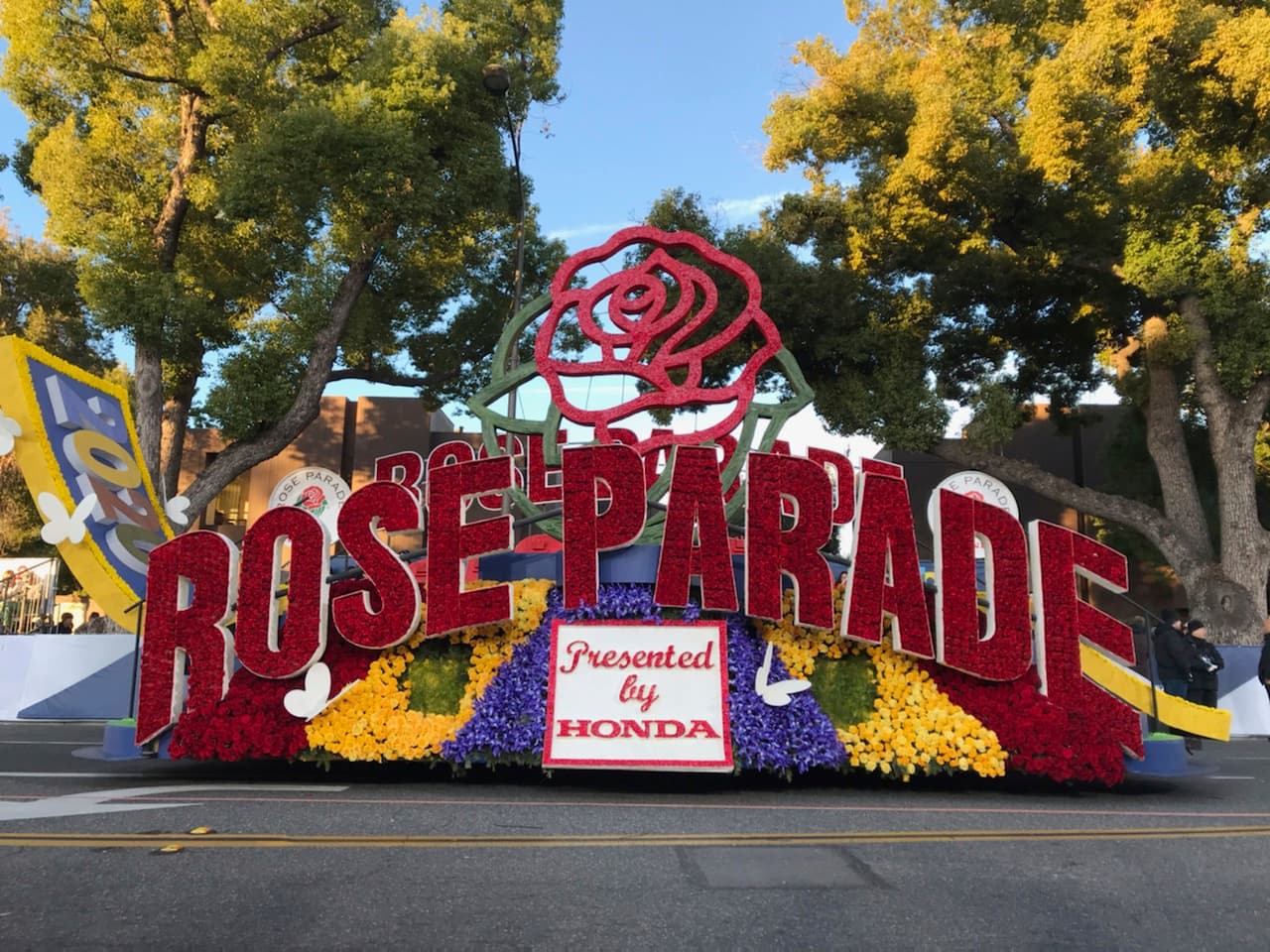 El sabor latino se hizo presente en el Desfile de las Rosas 2020