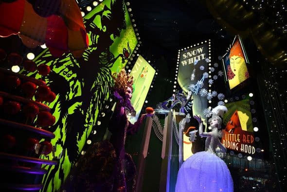 Las vitrinas navideñas de Saks FithAvenue están listas para ser admiradas por millones de visitantes. Con atuendos y accesorios lujosos que suman miles de dólares, las vitrinas se han convertido en un ícono de Nueva York. Mark Briggs, Jefe de Marketing y creativo para Saks Fifth Avenue, dijo en un comunicado que este año se han incorporado elementos nuevos , por lo que es una experiencia como ninguna otra ... una experiencia para recordar."