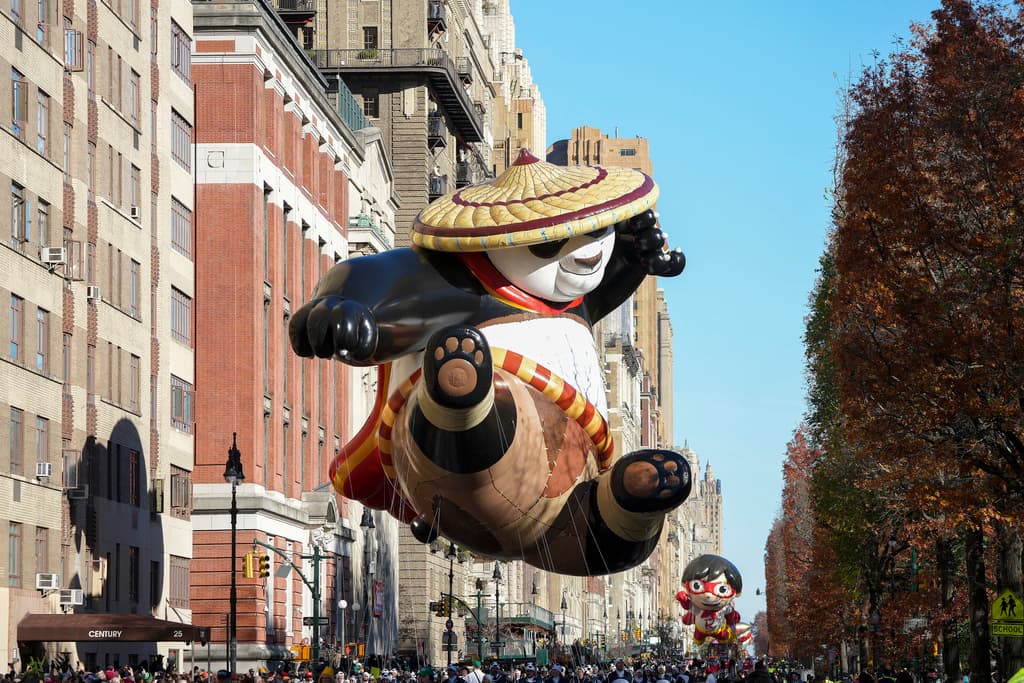 Un imponente globo de Kung Fu Panda dando una patada surcó el cielo neoyorkino.