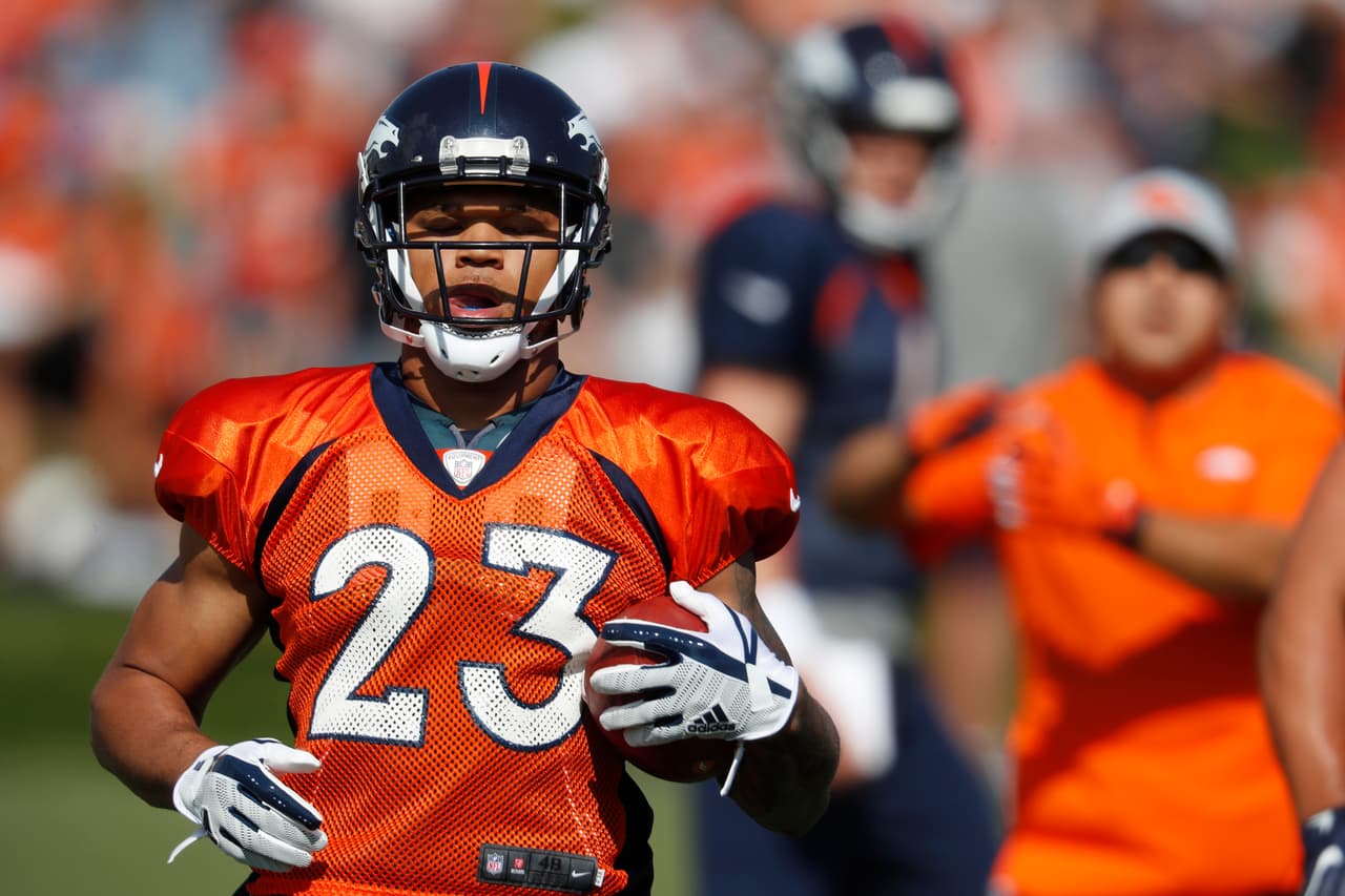 El corredor de los Denver Broncos Devontae Booker toma parte en un ejercicio dentro del entrenamiento del equipo en sus instalaciones de práctica, ubicadas en Englewood, Colorado.
