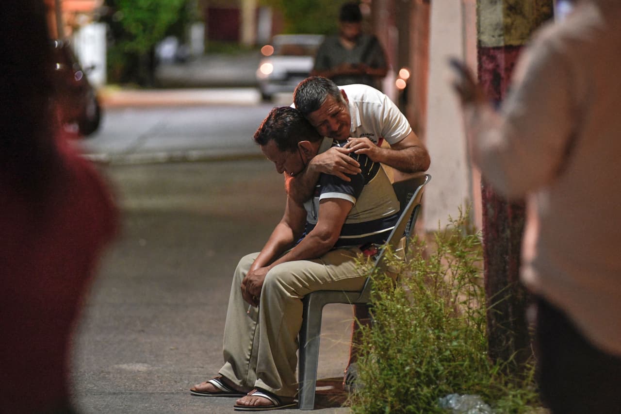 <b>Artemio Garcia, papá de Sheila García</b>, es abraazado por un familiar en el funeral de su hija, justo el Día de las Madres que en México se celebró el martes 10 de mayo.