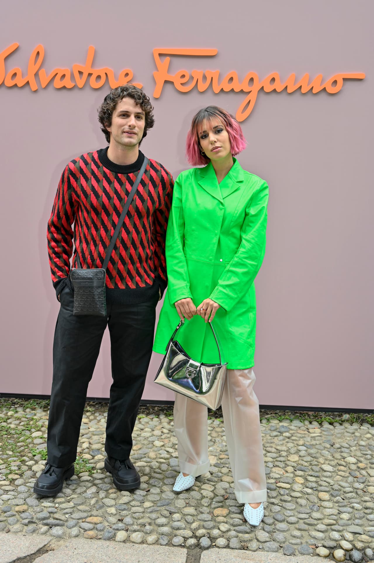 Camila 
<a href="https://www.youtube.com/watch?v=A2VYq4Ne5mM" target="_blank">reveló</a> que su amor nació durante la pandemia de coronavirus, lo cual les permitió disfrutar de un largo periodo de sólo estar ellos dos. Ahora que los eventos públicos se han retomado, Dario y Camila ya hicieron su debut oficial como pareja ante los medios.