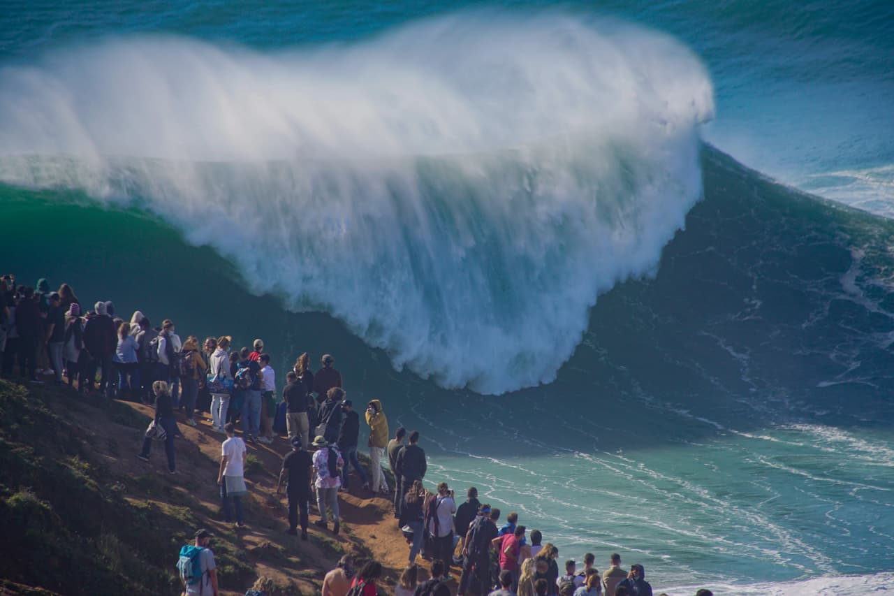 <b>Febrero. Las monumentales olas de Nazaré, Portugal. </b>
<br>
<br>Esta pequeña ciudad costera es tranquila la mayor parte del año pero en invierno es golpeada por las olas más grandes del planeta. Por su puesto, atrae a los surfistas más osados en busca de marcas récords, pero no es necesario ser un atleta extremo para disfrutar del espectáculo.
<br>
<br>Un mirador en una colina cercana permite a cualquiera observar el espectáculo con seguridad. La competencia de surf más importante en Nazaré se
<a href="https://nazarewaves.com/"><u>realiza cada año entre noviembre y marzo</u></a>.