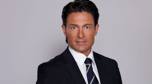 Estudió actuación en el Centro de Educación Artística de Televisa (CEA).