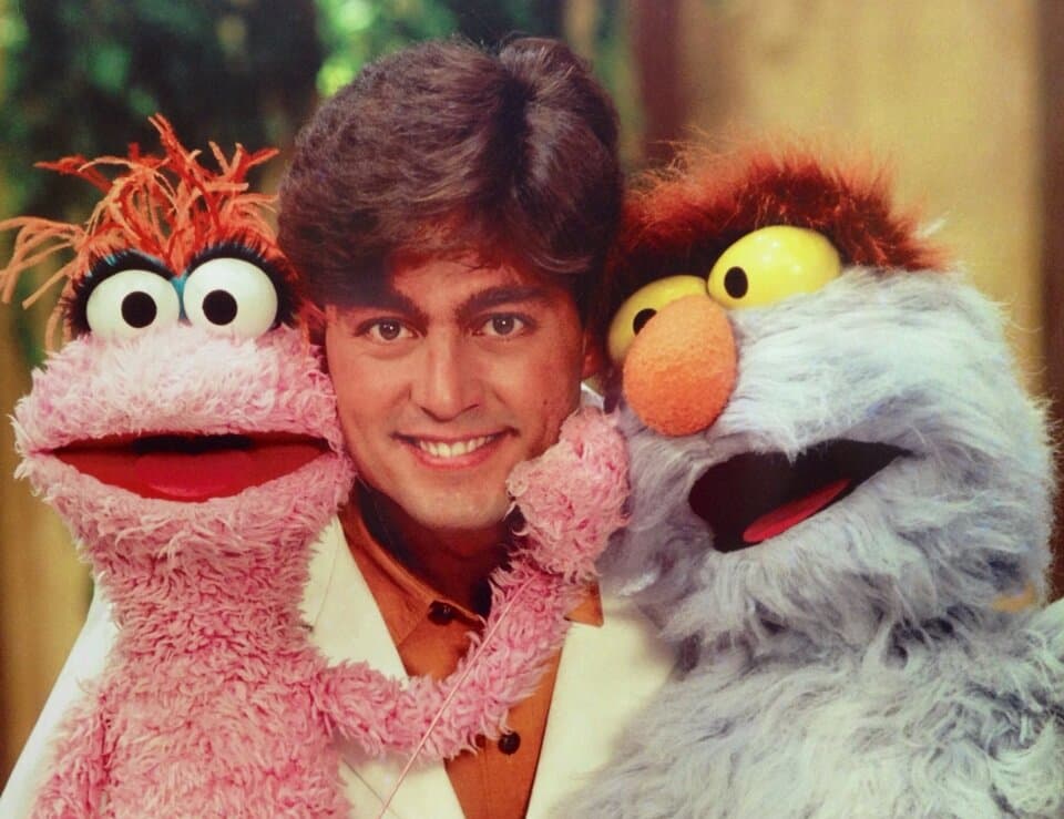 Pero el mundo de la actuación llamaba a 
<b><a href="http://www.univision.com/temas/fernando-colunga">Colunga</a></b> y para estar cerca del medio comenzó a trabajar como doble.