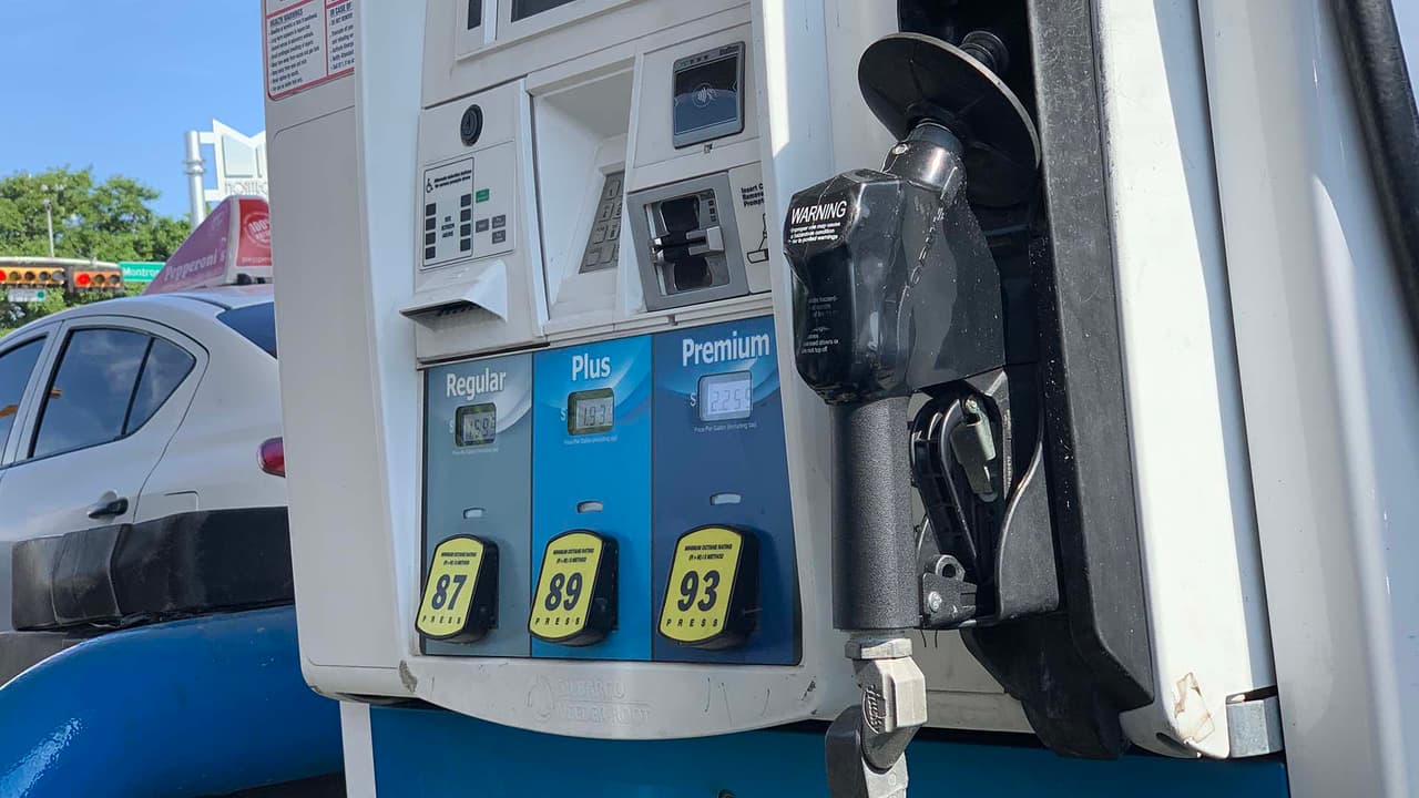 "Los precios de la gasolina han bajado de una manera constante en todo el estado desde finales de febrero", dijo el portavoz de AAA Texas, Daniel Armbruster.