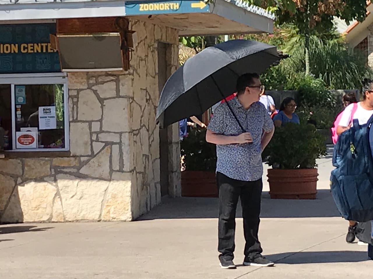 Algunos buscaban protegerse de los rayos del sol.