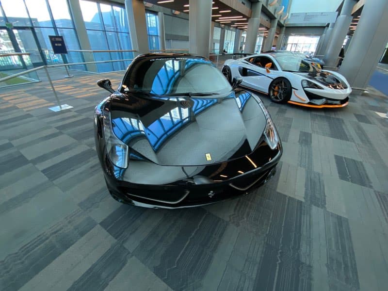 Marcas como Porsche, Ferrari y Lamborghini mostraron lo más reciente en su línea de automóviles deportivos.