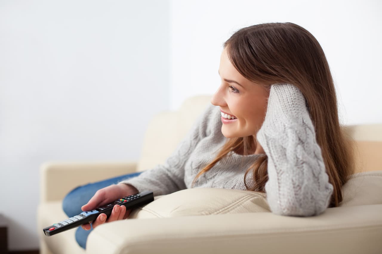 <b>¿Qué regalarle?</b>
<br>Regálale una cinta de video con alguna película que excite la imaginación e inteligencia y ponga a prueba su capacidad deductiva o un libro excitante, misterioso. 
<br>Un televisor pequeño, portátil, para llevarlo a su cuarto o algún artículo personal que le sea útil, pero que no sea igual al que otros tienen, en ese sentido deberás ser muy original y creativo porque esa cualidad es lo que más aprecia su personalidad escorpiónida. Algo pequeño, oculto en una cajita misteriosa.