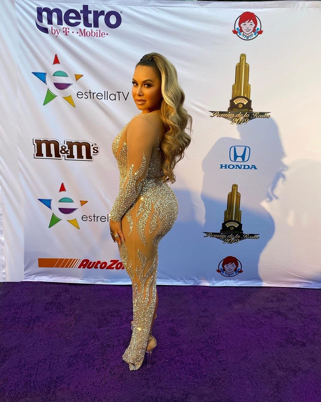 Según las versiones que circularon desde ese día, el pleito entre ambas comenzó porque estando en el bar de un hotel, al cual llegaron algunos famosos tras la entrega de los premios, a Chiquis Rivera le sorprendió que Frida Sofía no supiera 
<b><a href="https://www.univision.com/shows/pequenos-gigantes/conoce-a-los-jueces-de-la-nueva-temporada-de-pequenos-gigantes-fotos" target="_blank">quién es Lupe Esparza</a></b> y supuestamente le reclamó, en un tono que resultó ofensivo para la única hija de Alejandra Guzmán.