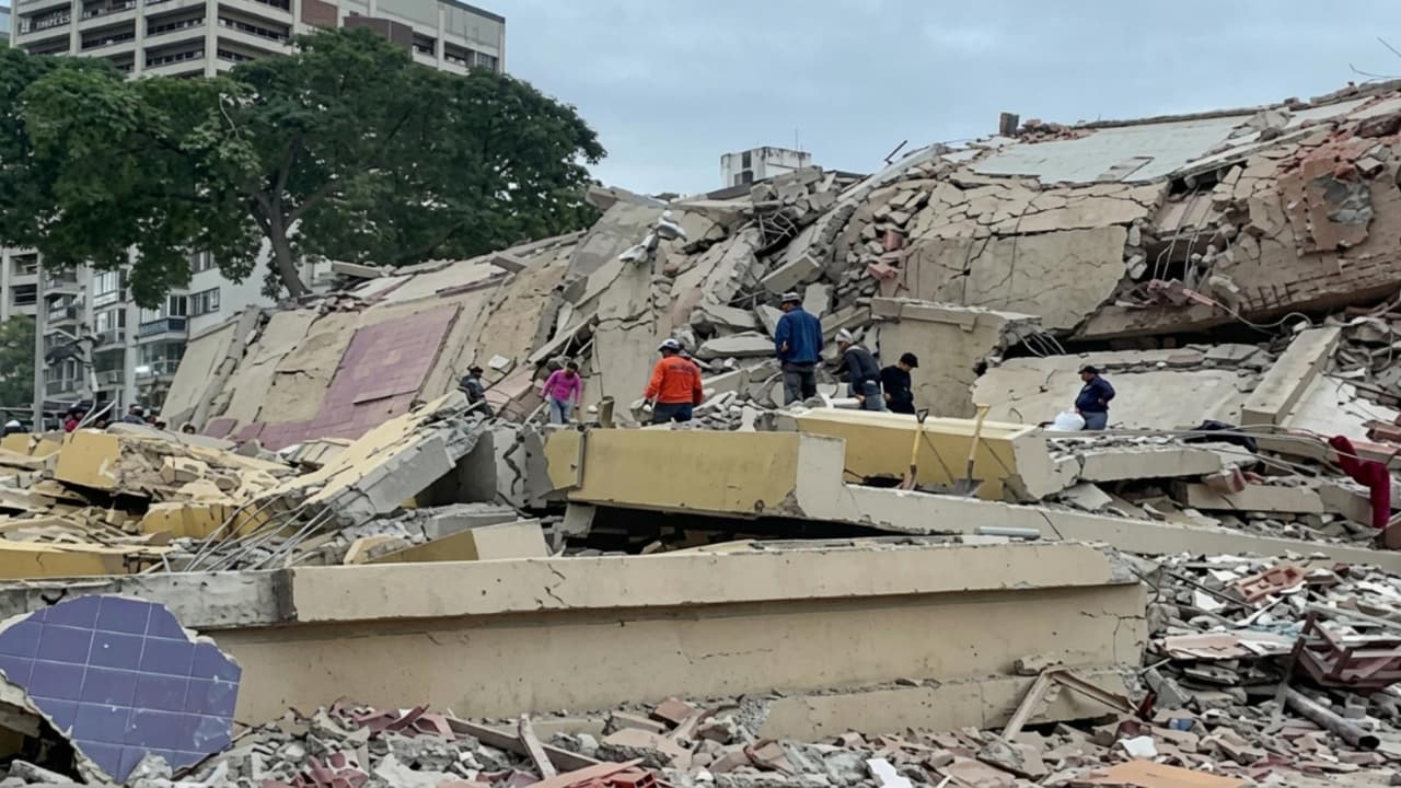 "Cada segundo es vital para ellos", venezolana pide ayuda para encontrar a su atrapada en escombros