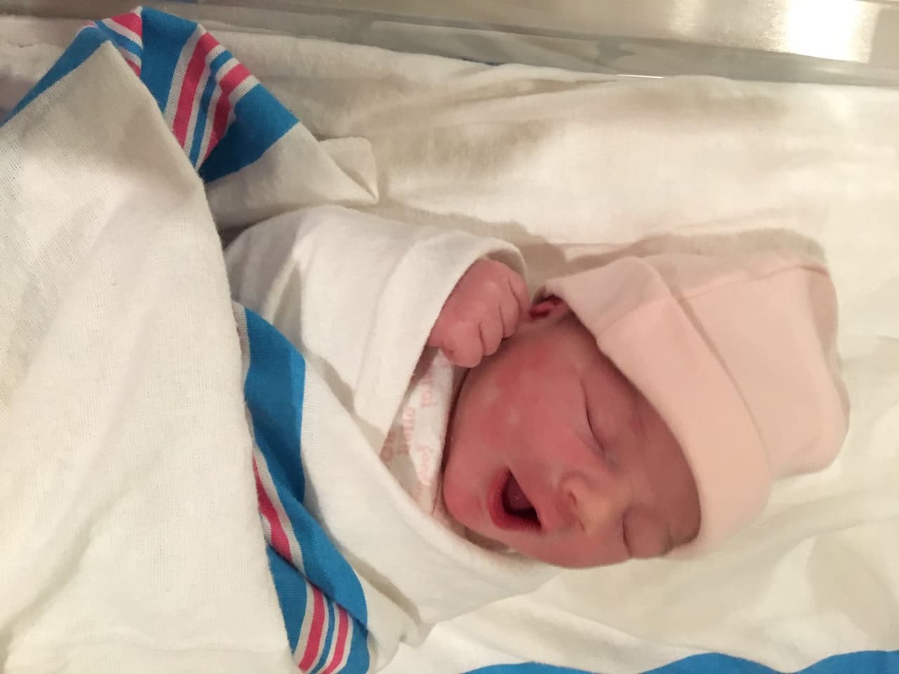 Alana decidió que con 30 semanas y tres días en la pancita de mamá era hora de salir a conocernos.