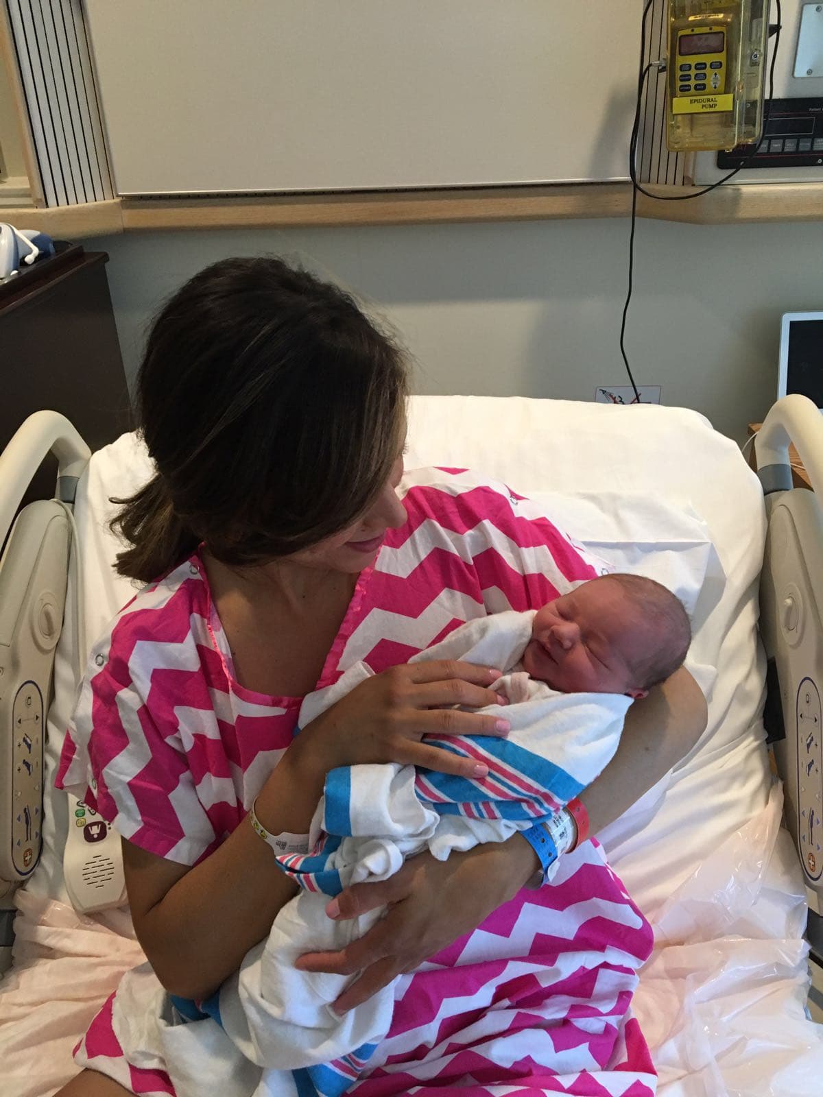 La primera foto juntas. Alana es una nena muy sana, pesó 7.58 libras y midió 21 pulgadas.