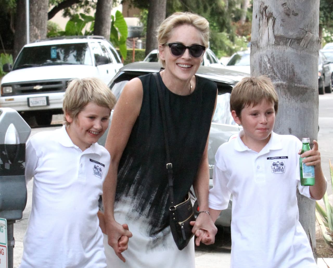 Como buena mamá, tomó de las manos a sus hijos mientras caminaban por la calle.