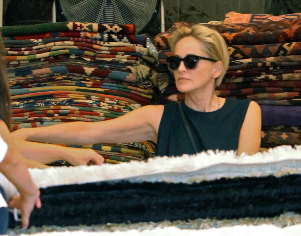 La actriz esperaba sin prisa que sus hijos se cansaran de jugar.