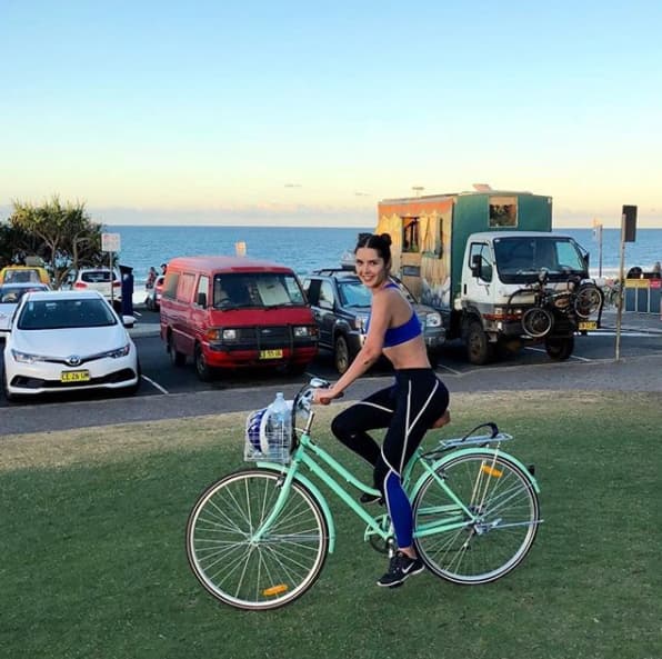 Ni siquiera cuando está de vacaciones descuida su figura así que siempre busca la forma de ejercitarse.